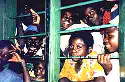 Kinder am Restaurantfenster