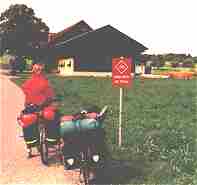 Schild: 110m Steigung auf 4,5 km.