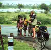 Kinder bestaunen uns in einer Pause