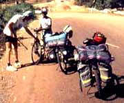 Unterwegs: Wir helfen mit einer Luftpumpe aus