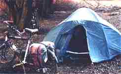 Zelt und Rad sind von Eis &uuml;berzogen